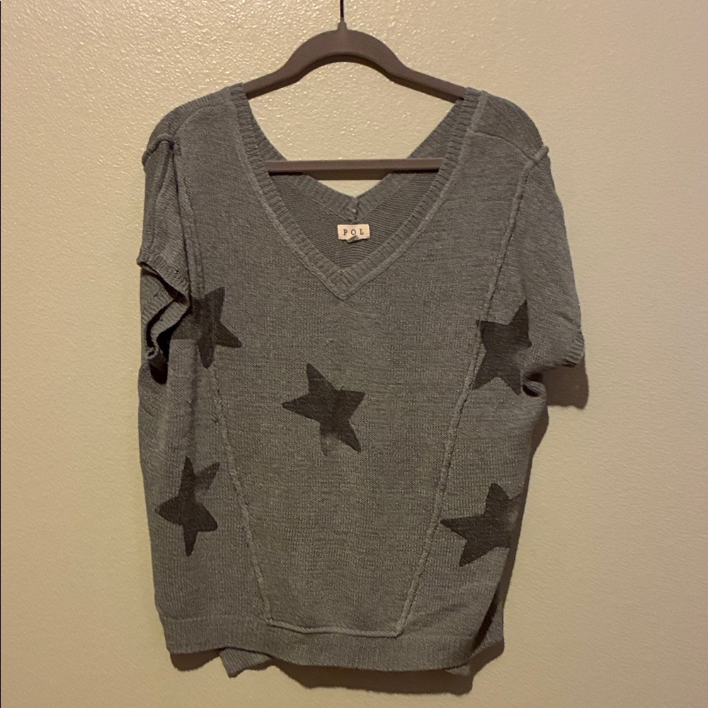POL Gray Star Patterned V-Neck light knit top